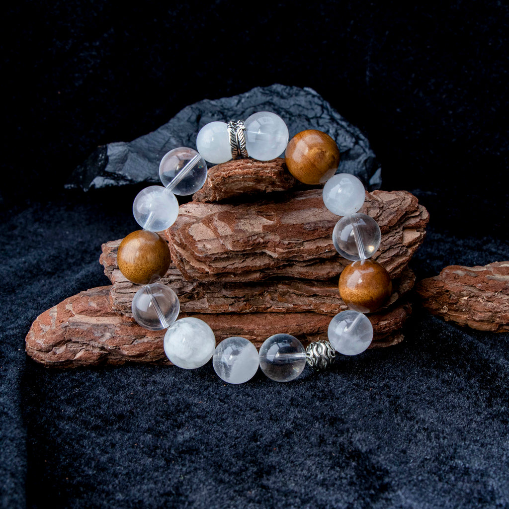 Auralynカスタムフェザードクラリティホワイトファントム＆クリアクォーツブレスレット、13～14mmクォーツ、15～16mmゴールデンフィービーウッド、チベットシルバーフェザースペーサー＆リング、再生、透明感、グラウンディングのためのハンドメイドエネルギージュエリー