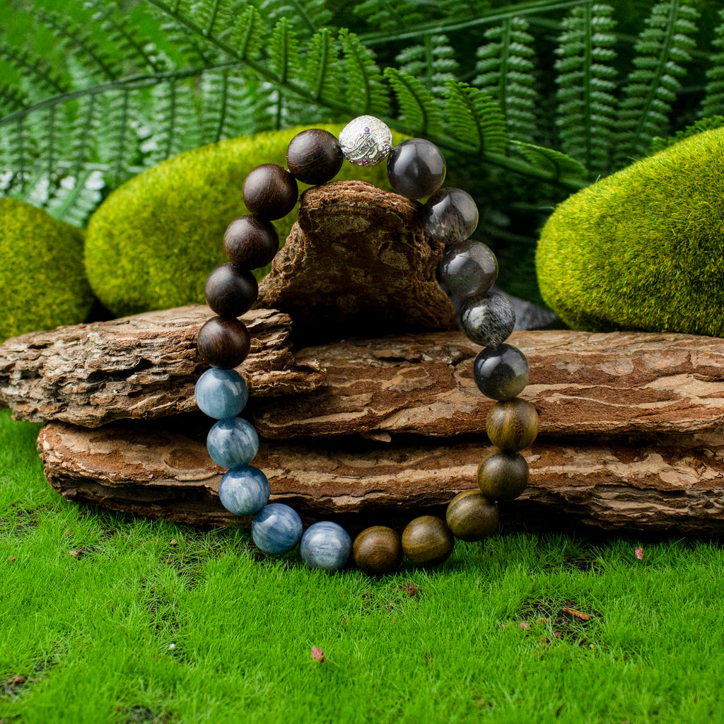 Auralynカスタムカイヤナイトナイトウッドクリスタルブレスレット、10～12mmのカイヤナイト、ブラックトルマリン/「バックボーン」クォーツ、ブラックラブラドライト、レッド＆グリーンサンダルウッドビーズ、フィリグリーシルバースペーサー、ハンドメイドのエネルギージュエリー