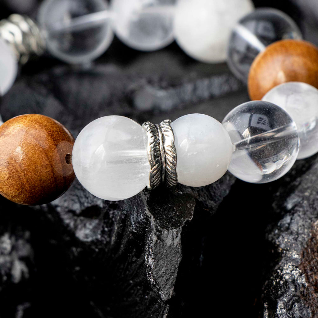 Auralynカスタムフェザードクラリティホワイトファントム＆クリアクォーツブレスレット、13～14mmクォーツ、15～16mmゴールデンフィービーウッド、チベットシルバーフェザースペーサー＆リング、再生、透明感、グラウンディングのためのハンドメイドエネルギージュエリー