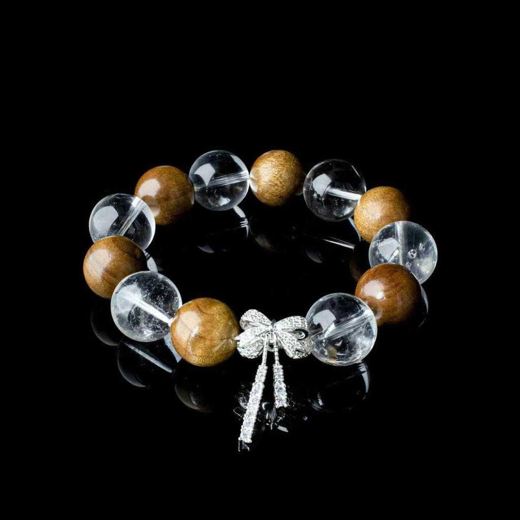 Auralyn ヒーリングバタフライセレニティクリアクォーツ＆ゴールデンフィービーウッドブレスレット、16～17mm天然クリアクォーツビーズ、シルバーメッキバタフライチャーム付き、ハンドメイドムードヒーリングエネルギージュエリー、明晰さ、落ち着き、グラウンディング