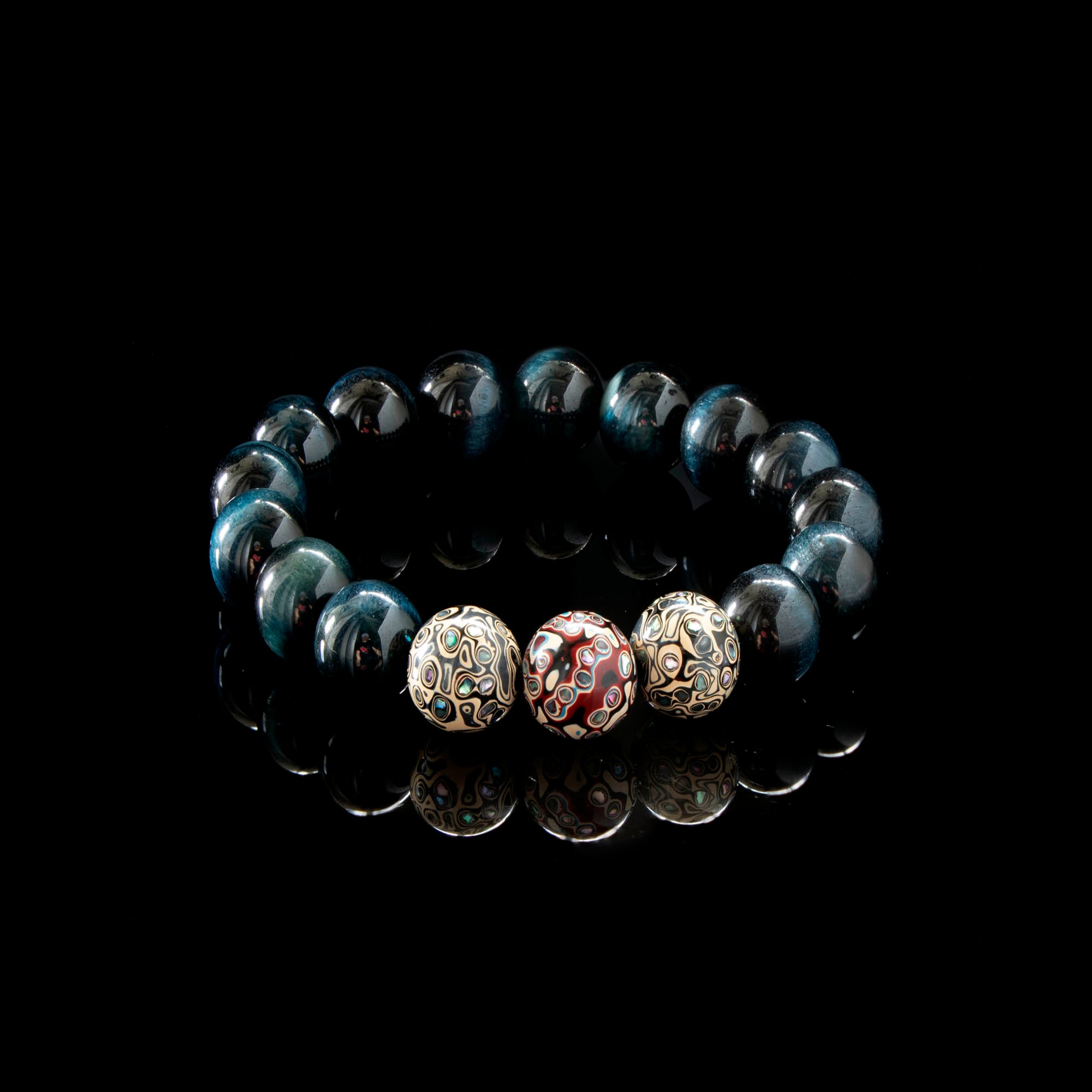 Blue Tiger’s Eye Bracelet with Mother-of-Pearl Lacquer Beads – Protection, Focus & Elegant Design